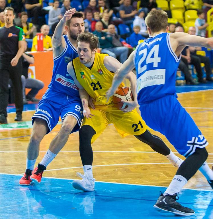 BK Opava – USK Praha 67:56 (19:14, 30:28, 55:37). 