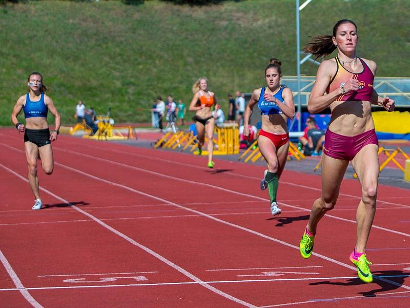 Nejvíce sledovanou disciplínou se dle očekávání stala hladká čtvrtka žen, na níž se proti sobě postavila olympijská medailistka a mistryně světa Zuzana Hejnová a mladá talentovaná běžkyně Barbora Malíková.