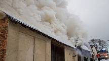 Patrně přímotop stojí za vznikem požáru garáže ve Skřipově, který v pondělí odpoledne zaměstnal šest jednotek hasičů.