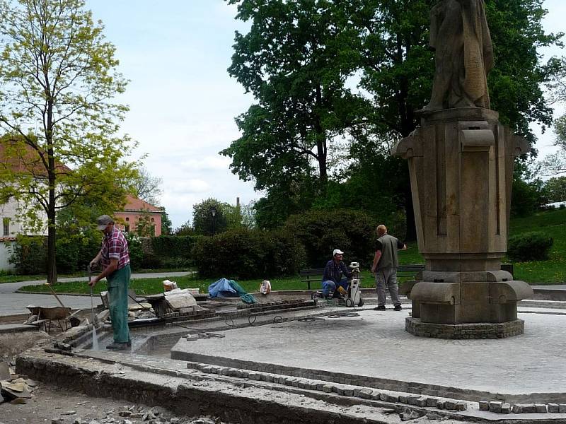 Do oprav konstrukce rámu vodotrysku v opavských sadech Svobody se pustilo město začátkem května.