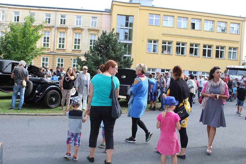 Jedna ze zastávek Trofeo Niké Jeseníky 2019 byla i v Opavě. Kolona historických vozidel vyrobených mezi lety 1907 až 1975 přijela do Slezské nemocnice.