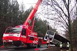 Autobus sjel do příkopu a narazil do stromu, několik lidí bylo zraněno.