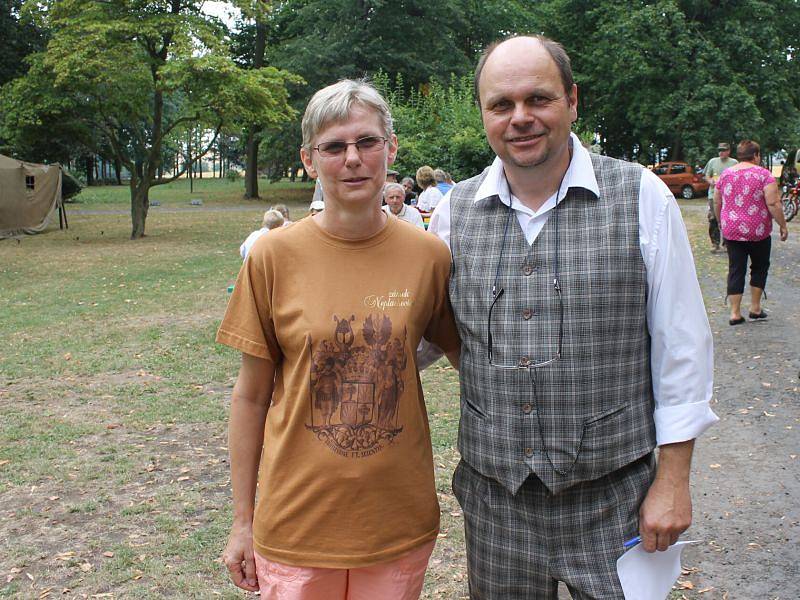 Nablýskané historické motocykly a automobily zdobily v sobotu prostranství zámku v Neplachovicích. Konala se zde již devátá Cisarská veterán rallye.