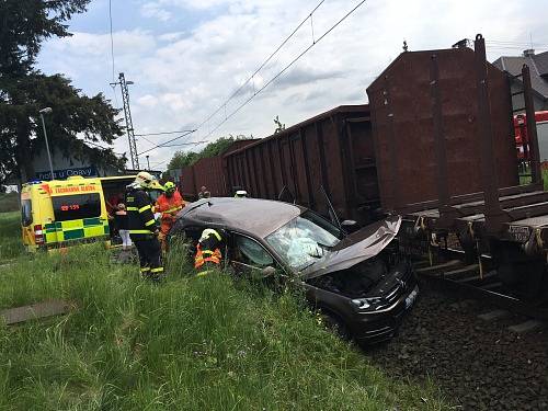 Dvě jednotky hasičů zasahovaly v neděli odpoledne v Háji ve Slezsku-Lhotě, kde se na železničním přejezdu nedaleko železniční stanice střetl nákladní vlak s osobním automobilem Volkswagen Touareg.