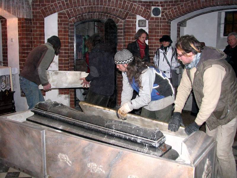První část restaurátorských prací v hrobce rodu Lichnovských v Chuchelné je dokončena. Ve středu začali pracovníci odborně sestavovat opravený a vyleštěný mramorový sarkofág okolo rakve Karla Maxe Lichnovského. Ten kompletně dokončí zítra osazením ozdob.
