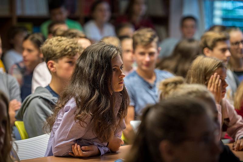 Studenti Základní škola Englišova při sledování zápasu (osmifinále, skupina K) Řecko - Česko 84:77 v basketbalu, 9. zaří 2019 v Opavě.