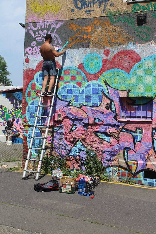 Setkání výtvarníků street artu v hudebním klubu Jam se uskutečnilo v sobotu. Další díla nastříkali na zdi vedle klubu tři opavští graffiti umělci.