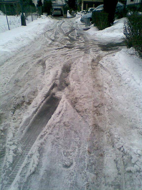 Požaduje zjednání nápravy v úklidu sněhu. Jaroslav Hübsch bydlí v Opavě-Jaktaři na Neumannově ulici, která je podle něj velmi špatně uklízena, zejména od sněhu.