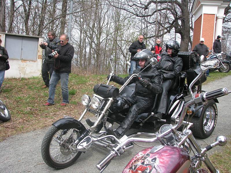 Krnovští motorkáři tradičně zahajují sezonu setkáním před poutním chrámem na Cvilíně. Vzpomínají na zesnulé kamarády a přijmou boží požehnání.