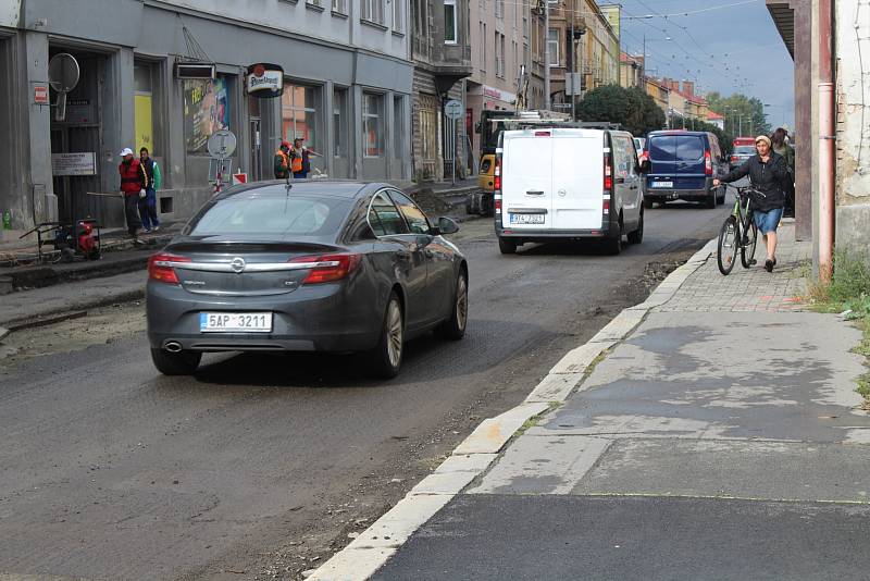 V krnovské ulici se aktuálně frézuje povrch silnice a provoz řídí semafory. Úplná jednodenní uzavírka v obou směrech proběhne nejspíše 3. listopadu.