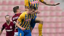 Praha - Zápas fotbalové FORTUNA:LIGY mezi AC Sparta Praha a SFC Opava 25. dubna 2021. Tomáš Wiesner (AC Sparta Praha), Dalibor Večerka (SFC Opava), Václav Juřena (SFC Opava).