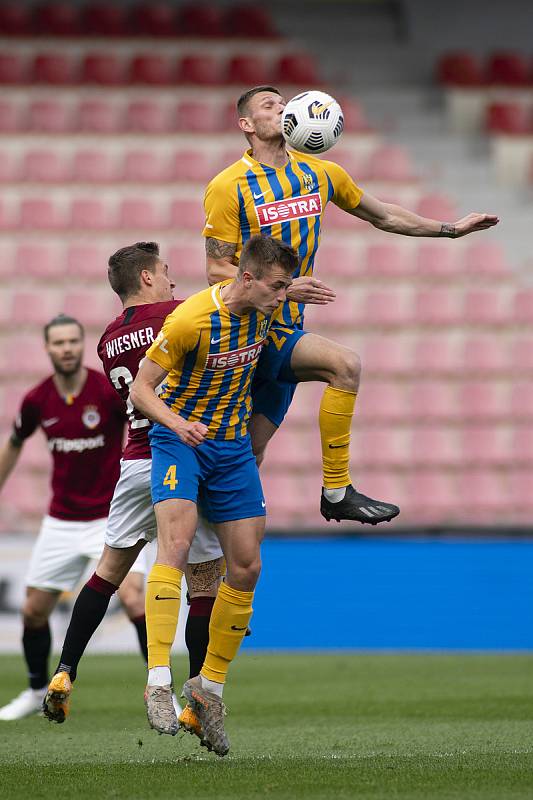 Praha - Zápas fotbalové FORTUNA:LIGY mezi AC Sparta Praha a SFC Opava 25. dubna 2021. Tomáš Wiesner (AC Sparta Praha), Dalibor Večerka (SFC Opava), Václav Juřena (SFC Opava).