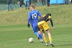 Fotbalisté olomouckého béčka (v  modrém) uhráli bezgólovou remízu s Hlučínem