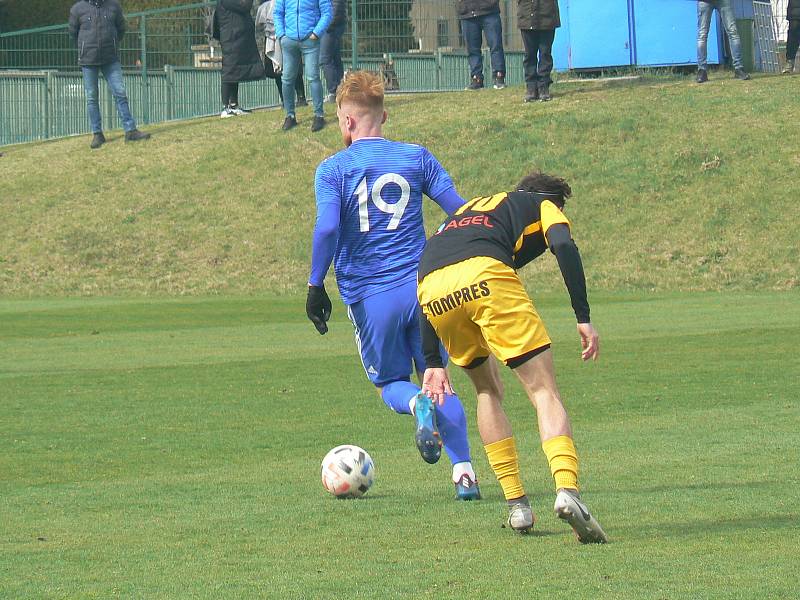 Fotbalisté olomouckého béčka (v  modrém) uhráli bezgólovou remízu s Hlučínem