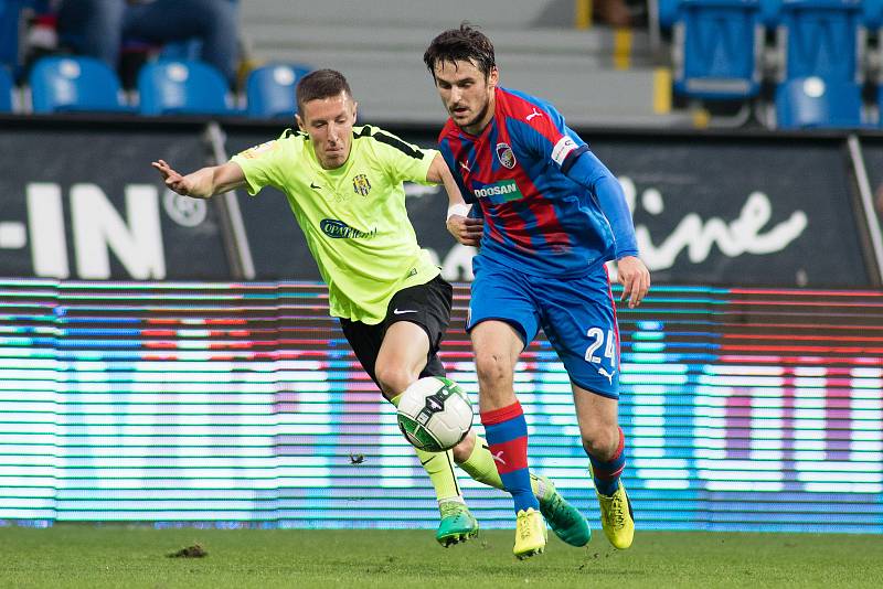 Plzeň - Zápas třetího kola MOL Cupu mezi Viktoria Plzeň a SFC Opava 5. října 2017. Michal Stříž - o, Milan Havel - p