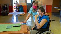 Personál a obyvatelé Centra sociálních služeb (CSS) Hrabyně, kde žije 170 těžce tělesně postižených lidí.