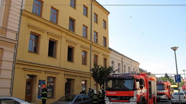 Nedělní požár v Hauerově ulici v Opavě má tragický konec. Jednaosmdesátiletá žena zemřela.
