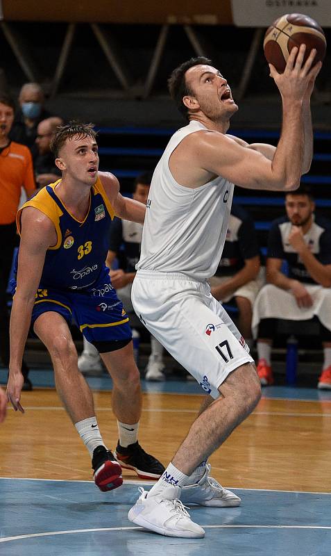 Basketbalový zápas mezi NH Ostrava – BK Opava, 18. listopadu 2020 v Ostravě.