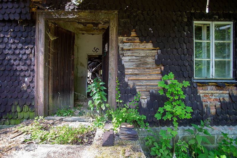 Jánské Koupele (německy Bad Johannisbrunn), dříve také Melčské lázně, jsou bývalé lázně ležící severozápadně od Vítkova v okrese Opava, v rozsáhlých lesích při řece Moravici. Celý areál byl roku 2005 zapsán do seznamu kulturních památek České republiky. P