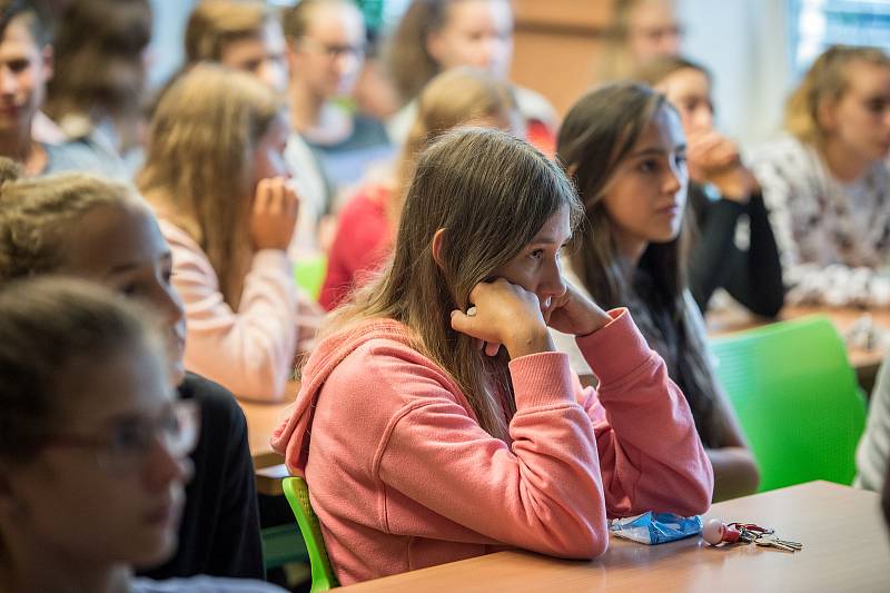 Studenti Základní škola Englišova při sledování zápasu (osmifinále, skupina K) Řecko - Česko 84:77 v basketbalu, 9. zaří 2019 v Opavě.