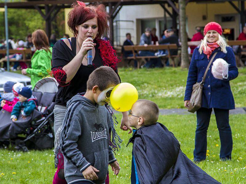 Sokolovna v Kateřinkách se během čtvrtečního odpoledne a večera stala místem, kde se učinila přítrž všem čarodějnicím. Postavila se vatra, především dětští účastníci na sebe vzali různé masky a bujaré veselí mohlo začít.