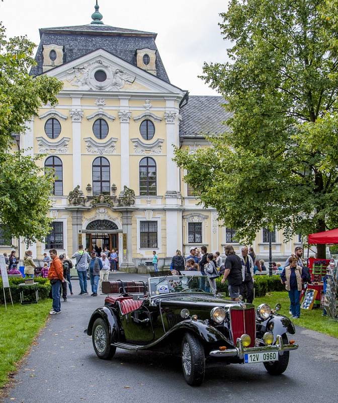 Celkem sto dvacítka účastníků se zapojila do akce s názvem Oldtimer Parade, která se během soboty uskutečnila v Kravařích.