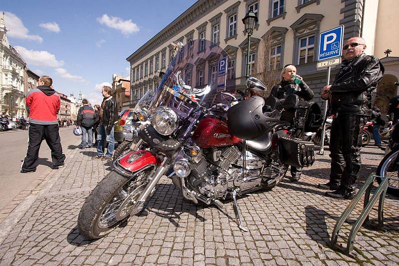 Vrcholem dne byla účast faráře, který motorkám požehnal před jedním z opavských kostelů.