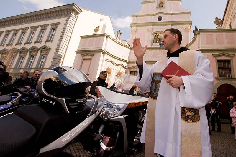 Vrcholem dne byla účast faráře, který motorkám požehnal před jedním z opavských kostelů.