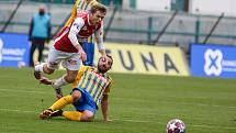 Fotbalové utkání FK Pardubice (červení) - SFC Opava v Praze.