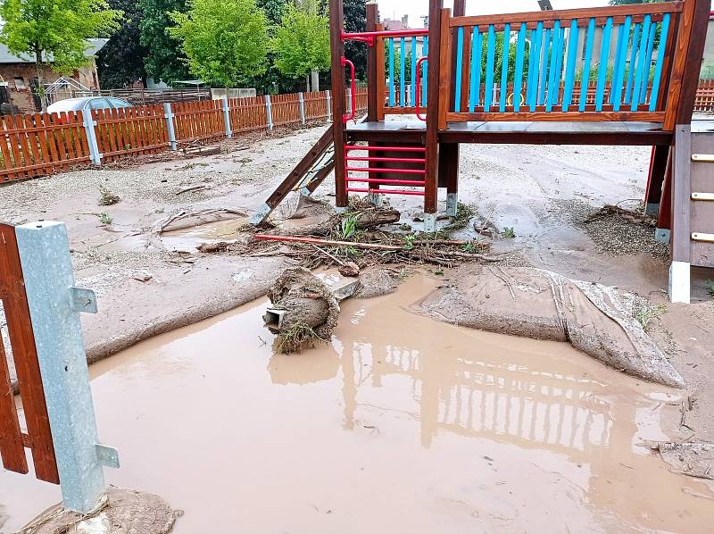 Následky bleskových povodní v Třebomi, 25. června 2021.