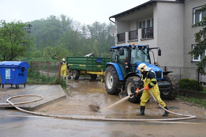 Hasiči pomáhají již dlouhé hodiny v obcích na Opavsku, které zasáhly středeční noční přívalové deště. Šilheřovice, 13. května 2021.