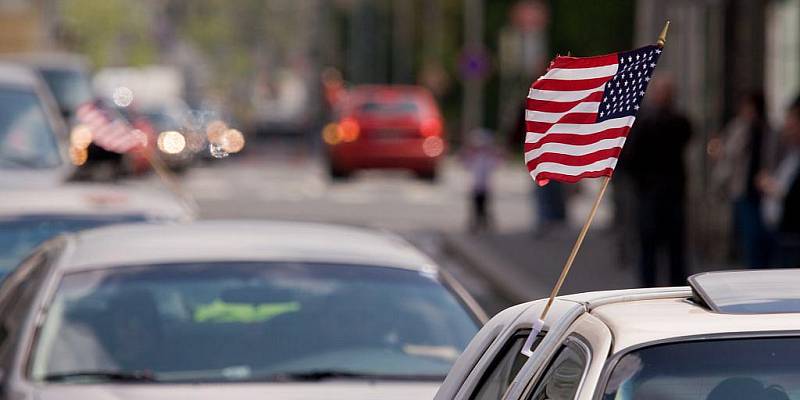 V sobotním odpoledním slunci, které po vytrvalých deštích vylákalo ven stovky lidí, se na Dolním náměstí leskly málo vídané automobily značek Buick, Chevrolet, Ford, Chrysler, Jeep a dalších, nechyběly ani legendární motocykly Harley Davidson.