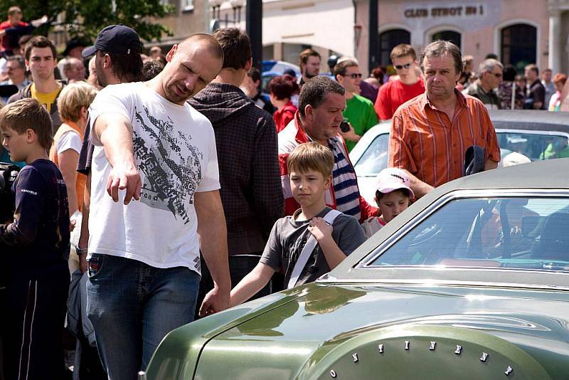 V sobotním odpoledním slunci, které po vytrvalých deštích vylákalo ven stovky lidí, se na Dolním náměstí leskly málo vídané automobily značek Buick, Chevrolet, Ford, Chrysler, Jeep a dalších, nechyběly ani legendární motocykly Harley Davidson.