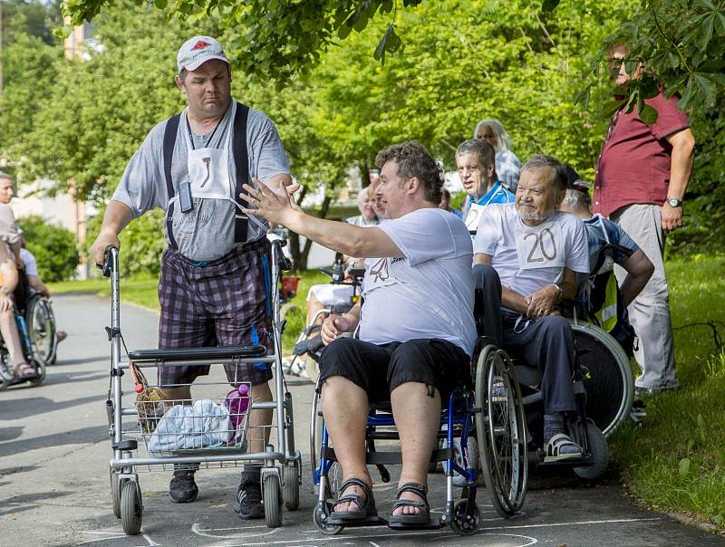 Centrum sociálních služeb v Hrabyni uspořádalo druhý ročník Štafetového maratonu na kolečkách.