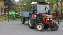 Žáci středních škol v úterý v Opavě otestovali své schopnosti a zjistili, kde je zručnější za volantem traktoru.