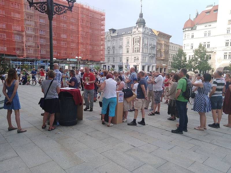 Demonstrace za nezávislou justici a proti vládě 11. června v Opavě na Horním náměstí.