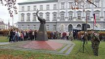V deset hodin dopoledne se Opavané sešli u Památníku obětí totalitních režimů na náměstí Slezského odboje. Potěšující bylo, že mezi sto padesáti přítomnými nebyli jen oficiální osoby, ale také řada běžných občanů.