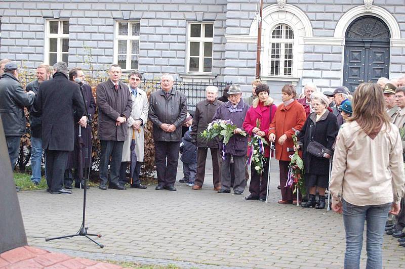 V deset hodin dopoledne se Opavané sešli u Památníku obětí totalitních režimů na náměstí Slezského odboje. Potěšující bylo, že mezi sto padesáti přítomnými nebyli jen oficiální osoby, ale také řada běžných občanů.