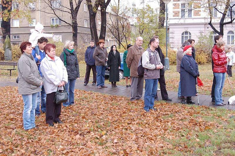V deset hodin dopoledne se Opavané sešli u Památníku obětí totalitních režimů na náměstí Slezského odboje. Potěšující bylo, že mezi sto padesáti přítomnými nebyli jen oficiální osoby, ale také řada běžných občanů.