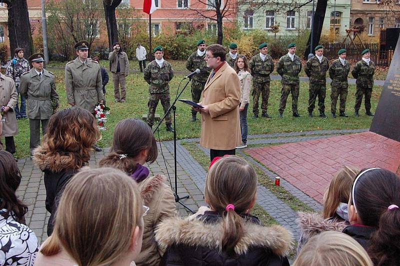 V deset hodin dopoledne se Opavané sešli u Památníku obětí totalitních režimů na náměstí Slezského odboje. Potěšující bylo, že mezi sto padesáti přítomnými nebyli jen oficiální osoby, ale také řada běžných občanů.