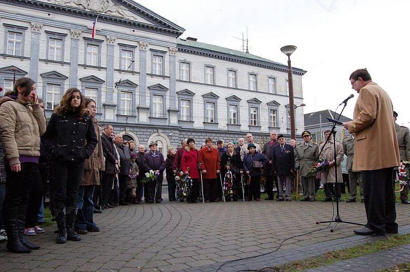 V deset hodin dopoledne se Opavané sešli u Památníku obětí totalitních režimů na náměstí Slezského odboje. Potěšující bylo, že mezi sto padesáti přítomnými nebyli jen oficiální osoby, ale také řada běžných občanů.