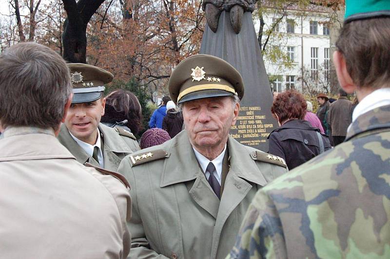 V deset hodin dopoledne se Opavané sešli u Památníku obětí totalitních režimů na náměstí Slezského odboje. Potěšující bylo, že mezi sto padesáti přítomnými nebyli jen oficiální osoby, ale také řada běžných občanů.