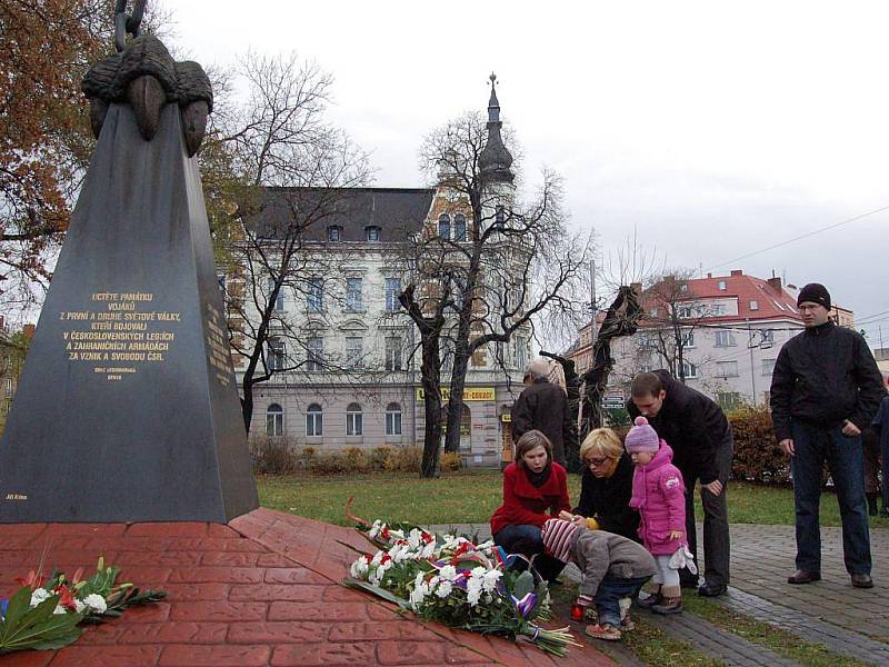 V deset hodin dopoledne se Opavané sešli u Památníku obětí totalitních režimů na náměstí Slezského odboje. Potěšující bylo, že mezi sto padesáti přítomnými nebyli jen oficiální osoby, ale také řada běžných občanů.