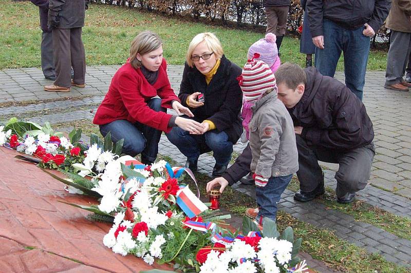 V deset hodin dopoledne se Opavané sešli u Památníku obětí totalitních režimů na náměstí Slezského odboje. Potěšující bylo, že mezi sto padesáti přítomnými nebyli jen oficiální osoby, ale také řada běžných občanů.