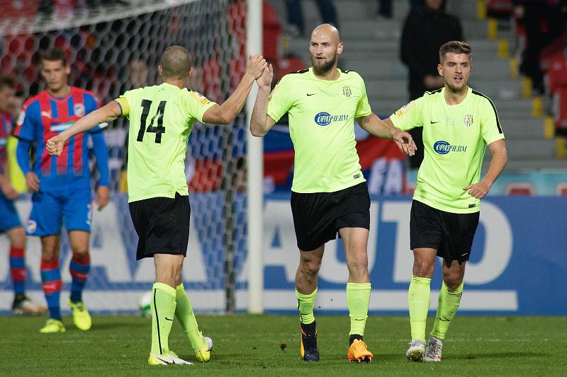 Plzeň - Zápas třetího kola MOL Cupu mezi Viktoria Plzeň a SFC Opava 5. října 2017. Tomáš Smola - o, gól