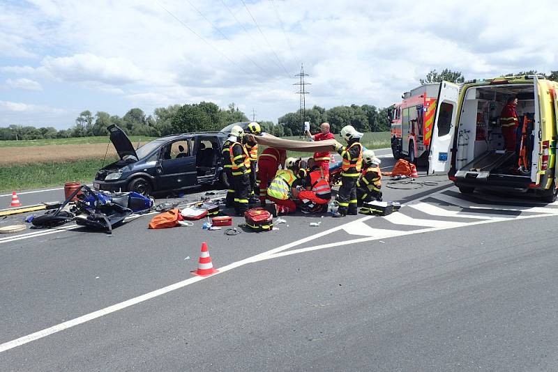 Následky srážky osobního automobilu a motocyklu v Opavě.