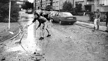 Obyvatelé Kateřinek měli po opadnutí povodňové vlny co dělat, aby následky záplav odklidili. Tato fotografie byla pořízena v ulici Grudově.