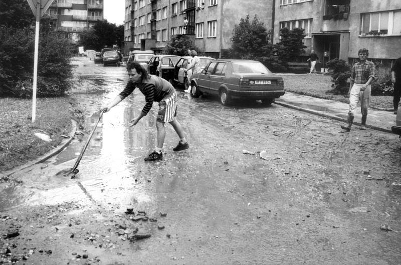 Obyvatelé Kateřinek měli po opadnutí povodňové vlny co dělat, aby následky záplav odklidili. Tato fotografie byla pořízena v ulici Grudově.