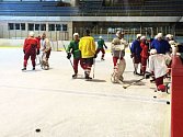 Opavští hokejisté v neděli odpoledne poprvé od konce sezony obuli brusle a vyjeli na led svého zimního stadionu.