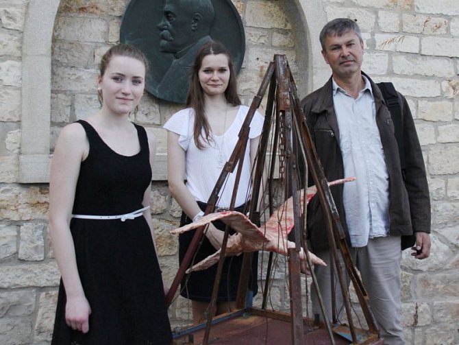 Na fotografii (zprava) Rostislav Herrmann se studentkami Zuzanou Niemynarzovou, Lucií Gattnerovou a plastikou.